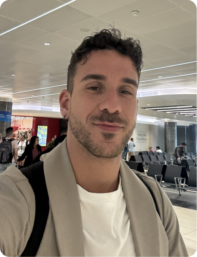 Emanuele Caramazza in aeroporto